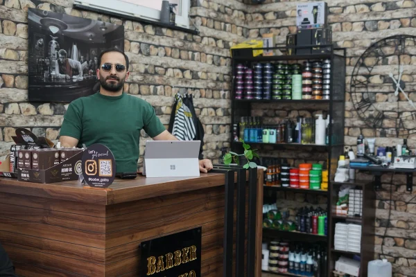 Fatih von Barber Gökho an seiner Ladentheke mit Tablet